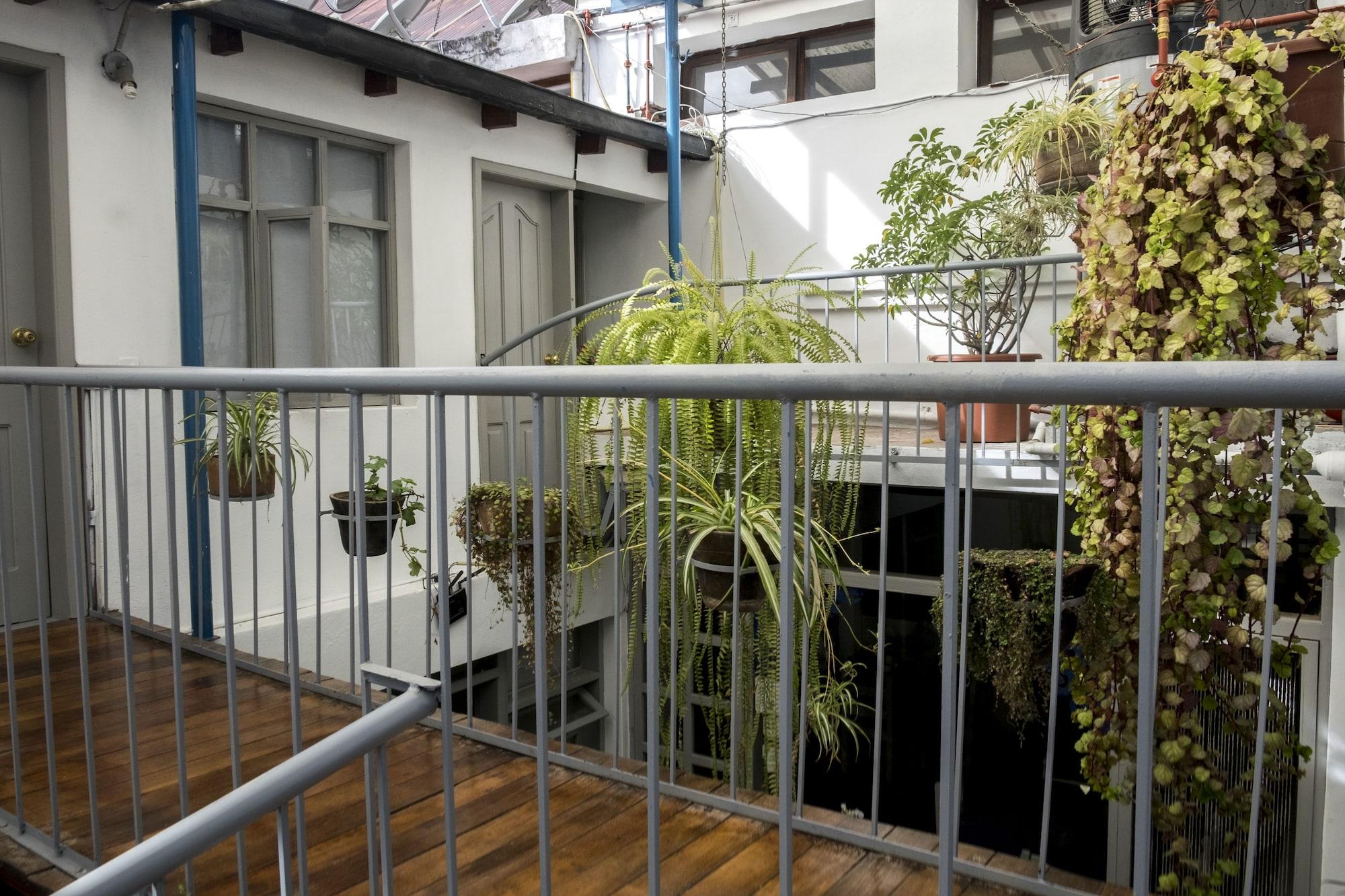 Hostal Posada Del Maple Quito Exterior photo