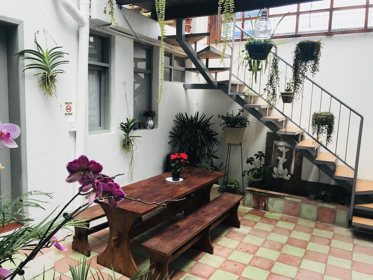 Hostal Posada Del Maple Quito Exterior photo